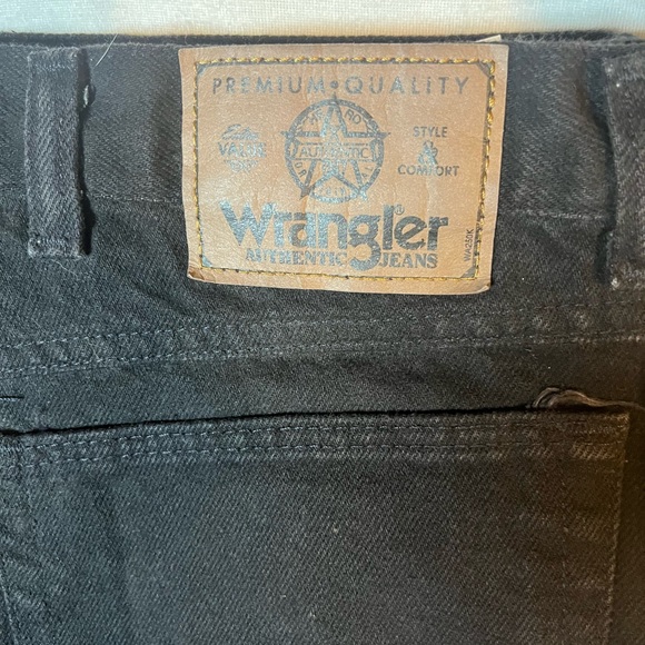 (With Flaw): NWT Wrangler Black Denim Shorts Men's 42 (Flaw on Seam) - Picture 4 of 5